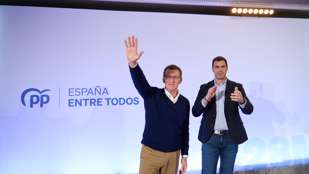 El presidente del Partido Popular, Alberto Núñez Feijóo, participa en un acto del PP de Navarra junto al candidato del PP a la Alcaldía del Cintruénigo, Marcos Navascues, y el presidente del PPN, Javier García. PABLO LASAOSA