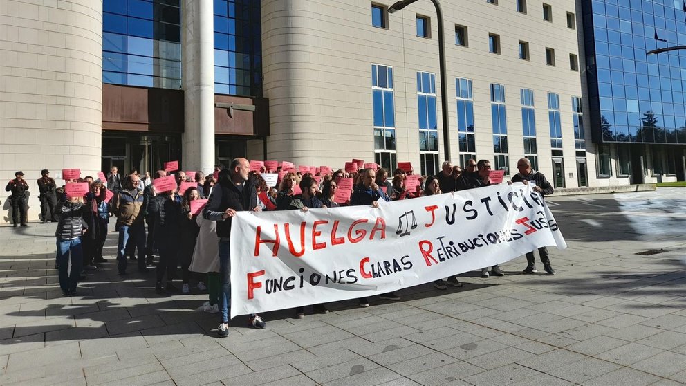 Imagen de la concentración convocada por CCOO, STAJ, AFAPNA, LAB, UGT y CSIF con motivo del inicio de una huelga indefinida en el sector de los cuerpos generales de la Administración de Justicia de Navarra - EUROPA PRESS