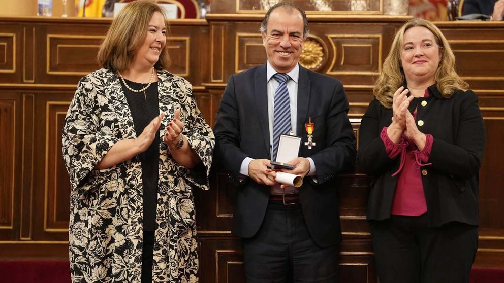 Carlos García Adanero ha recibido el reconocimiento de manos de la Asociación de Víctimas del Terrorismo (AVT).