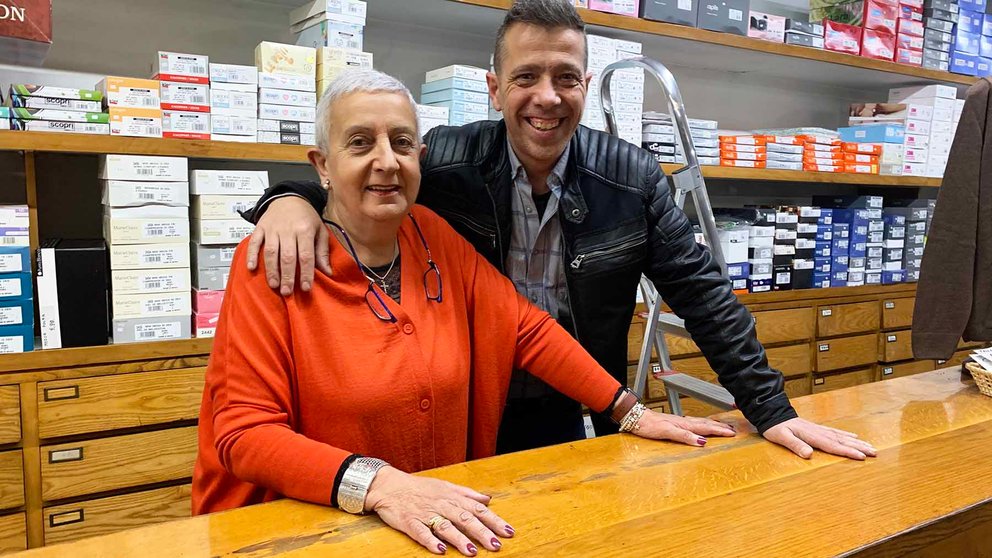 Inmaculada Martínez y su sobrino Carlos Ollo en la tienda Numancia de Pamplona. Navarra.com