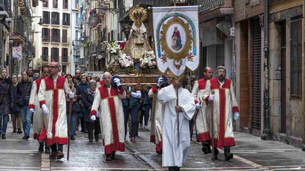 Procesión de la Octava de la Virgen del Camino por el casco viejod e Pamplona. PARROQUIA DE SAN SATURNIINO