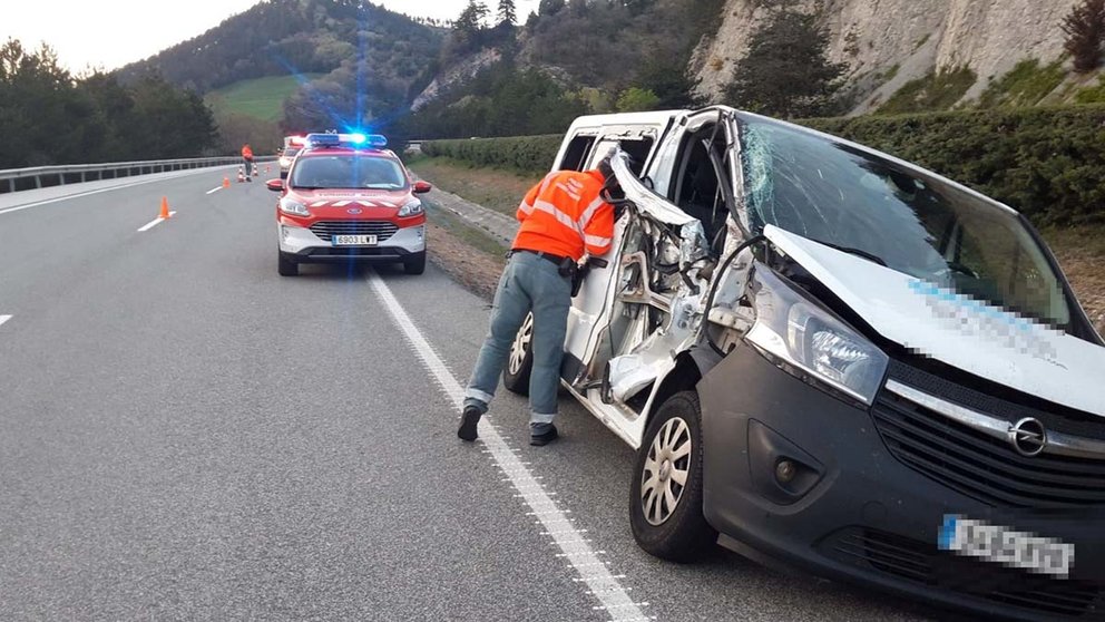 Accidente de una furgoneta con un camión en la AP-15 en Navarra. POLICÍA FORAL