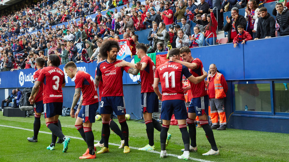 Los jugadores de Osasuna celebran un gol de Ante Budimir (1-0) durante el partido de la Liga Santander entre CA Osasuna y Real Betis disputado en el estadio de El Sadar en Pamplona. IÑIGO ALZUGARAY