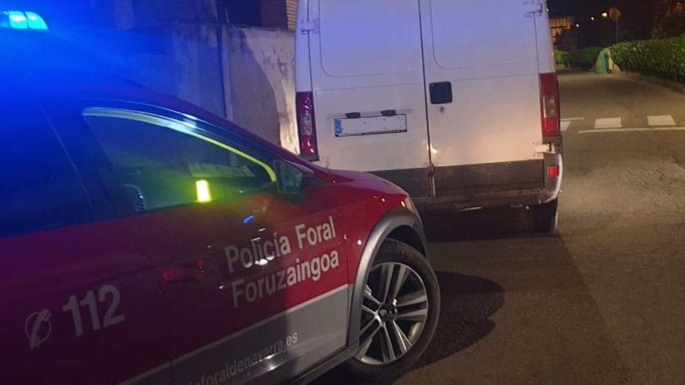 Un coche patrulla de la Poliía Foral con el vehículo interceptado. - POLICÍA FORAL