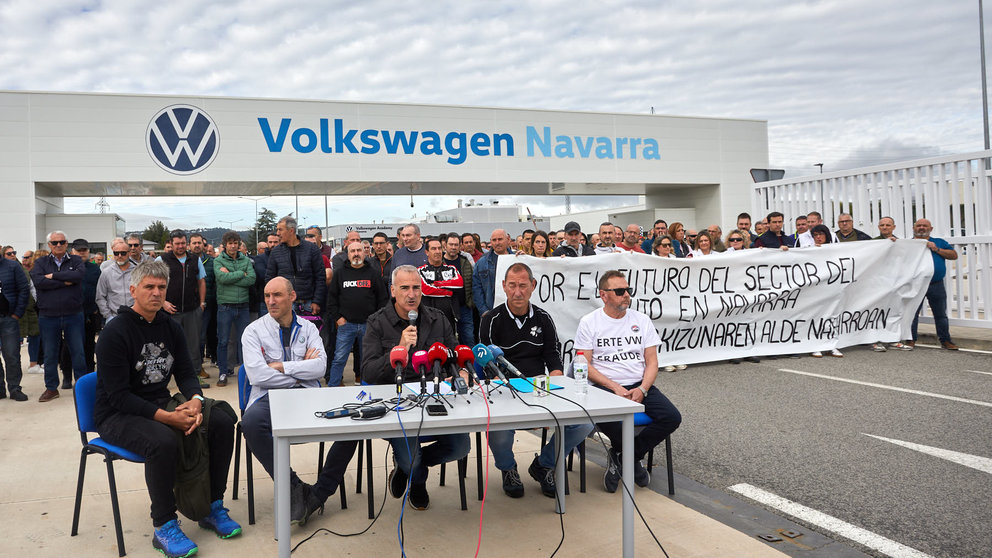 Concentración del Comité de Empresa de Volkswagen Navarra con la lectura y la posterior firma de un manifiesto en apoyo al futuro del sector del automóvil en la comunidad foral, frente a la puerta principal de la fábrica en Landaben. IÑIGO ALZUGARAY