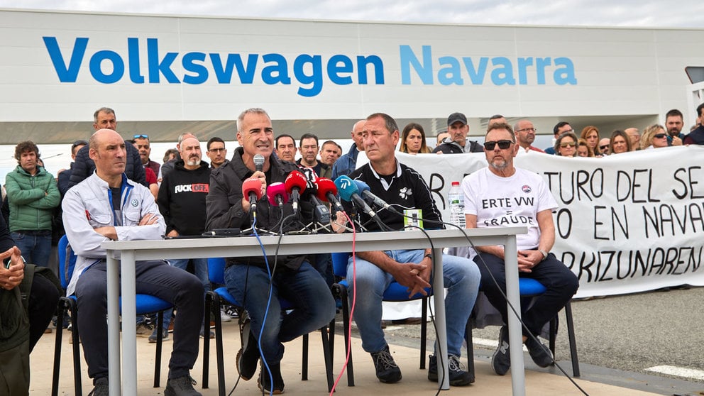 Concentración del Comité de Empresa de Volkswagen Navarra con la lectura y la posterior firma de un manifiesto en apoyo al futuro del sector del automóvil en la comunidad foral, frente a la puerta principal de la fábrica en Landaben. IÑIGO ALZUGARAY