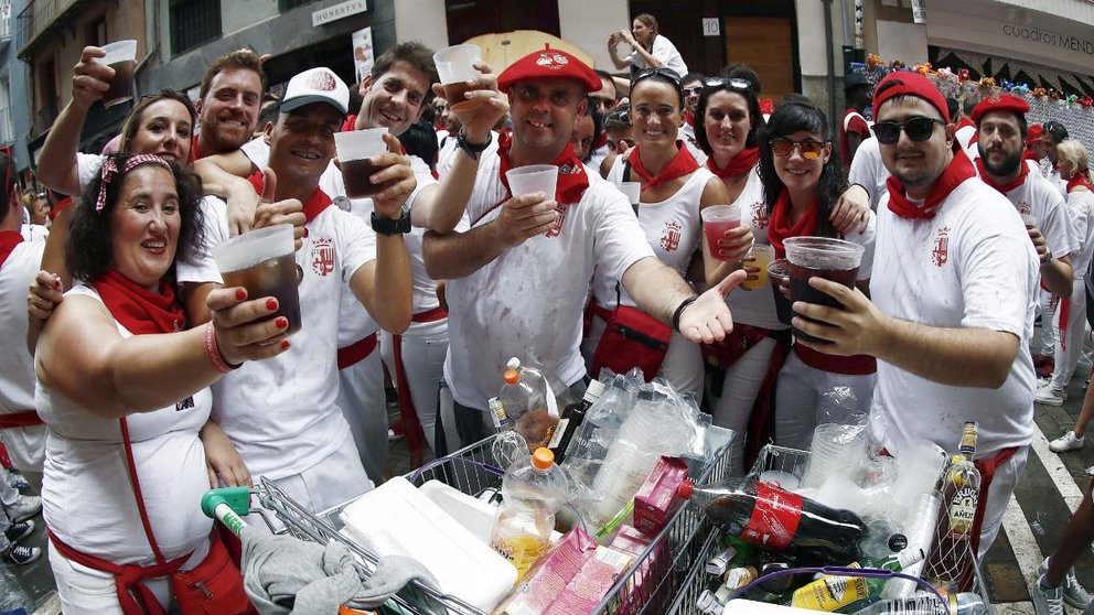 Un grupo de personas disfruta de las fiestas de San Fermín en Pamplona. ARCHIVO