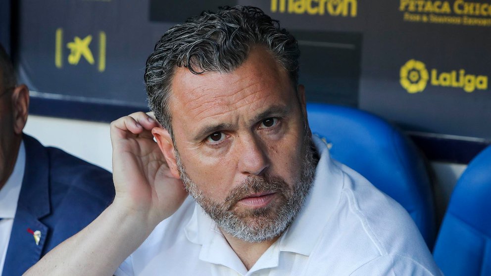 El entrenador del Cádiz, Sergio González, durante el partido de Liga que enfrenta al Cádiz CF y al Club Atlético Osasuna este martes en el estadio Nuevo Mirandilla. EFE/Román Ríos