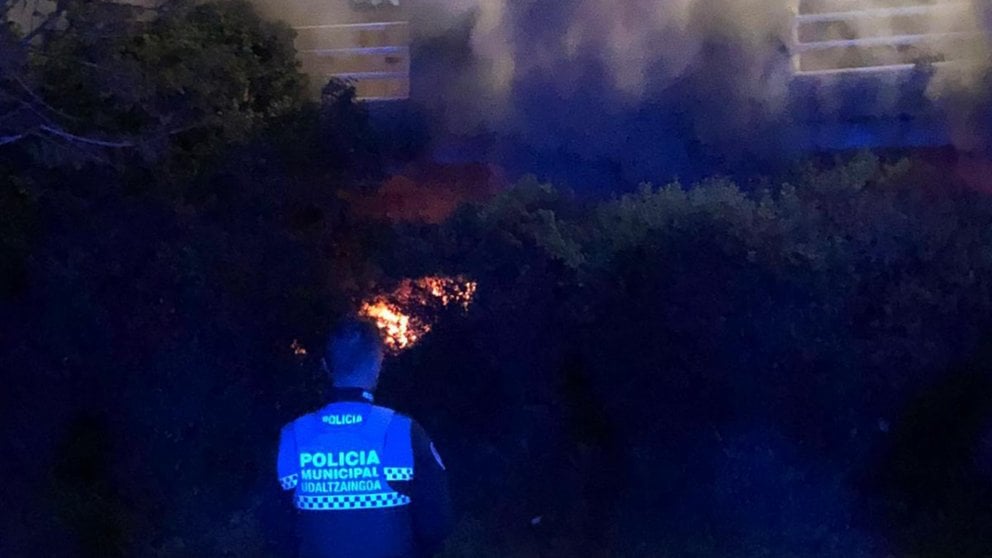 Un agente de la Policía Municipal de Pamplona ante el incendio declarado en el puente de Cuatrovientos. POLICÍA MUNICIPAL DE PAMPLONA