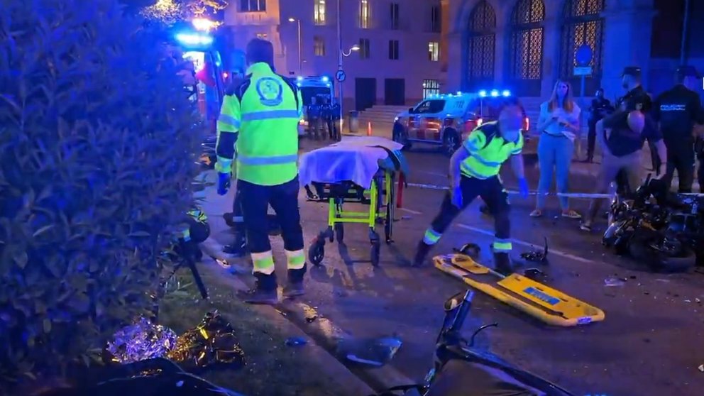 Personal del SAMUR atiende un accidente entre dos motos y un patinete eléctrico en Madrid que se ha saldado con cuatro personas heridas. AYUNTAMIENTO DE MADRID