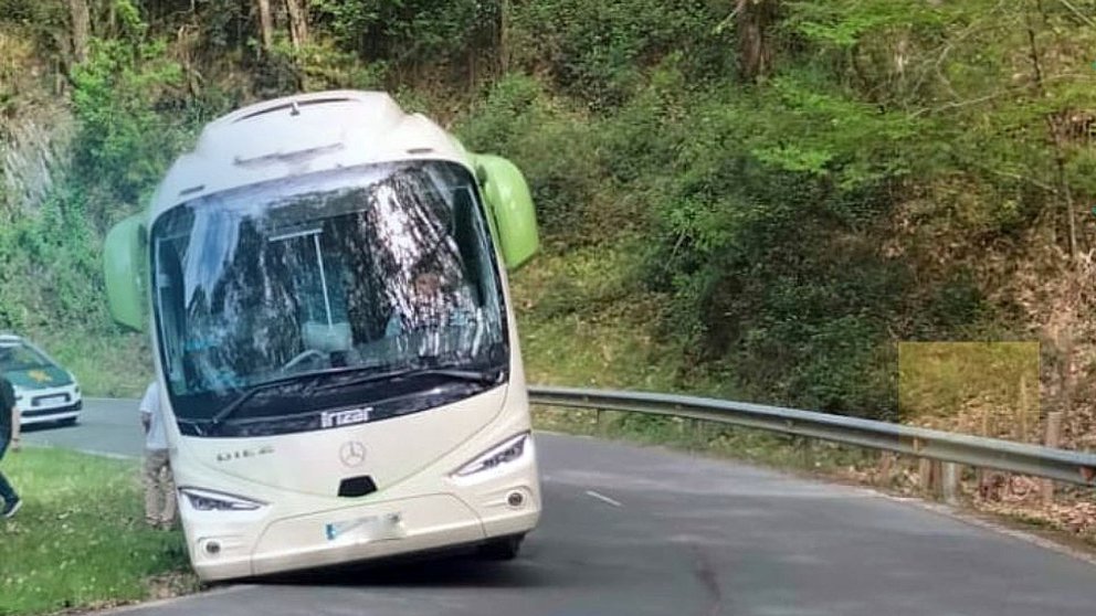 Un autobús atascado en una carretera en Navarra. GUARDIA CIVIL