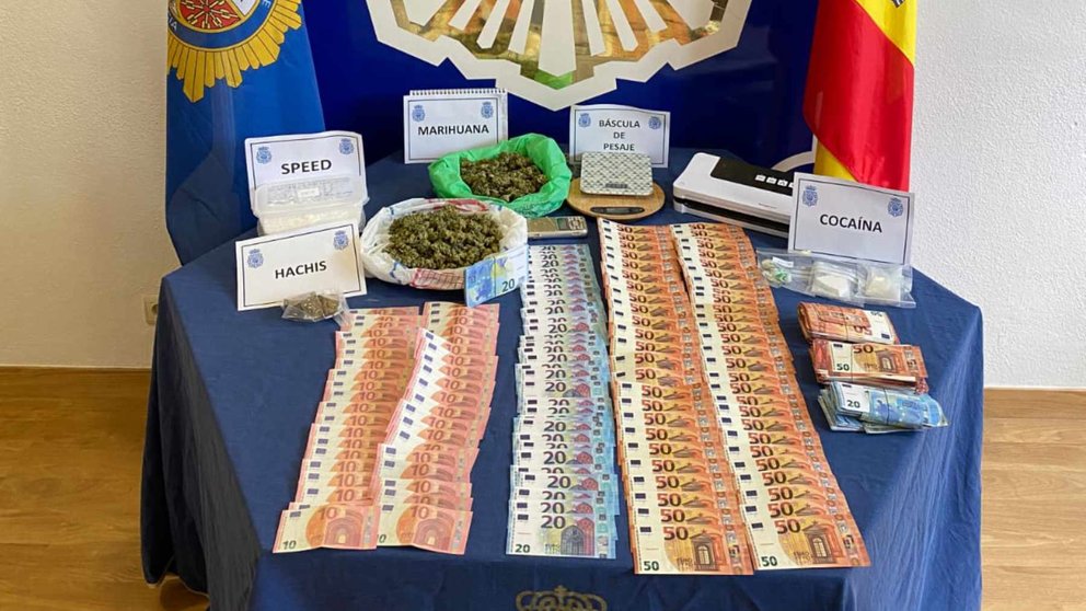 Droga y billetes falsos incautados en un piso del barrio de Lezkairu en Pamplona. POLICÍA NACIONAL