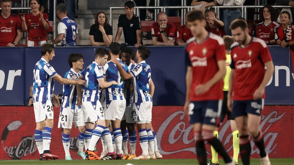 Los jugadores de la Real Sociedad celebran un gol este viernes, durante un partido de LaLiga, entre el Osasuna y la Real Sociedad, en el estadio El Sadar de Pamplona (España). EFE/ Jesús Diges