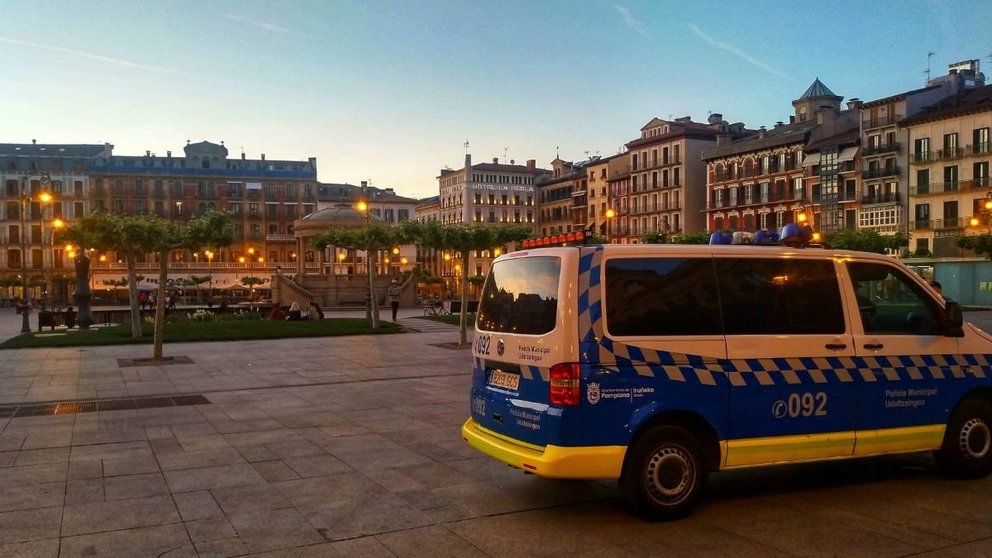 Un vehículo de la Policía Municipal de Pamplona en la plaza del Castillo. ARCHIVO