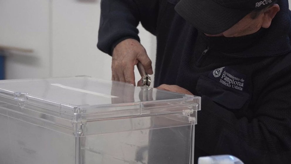 Un operario municipal junto con una de las urnas electorales - AYUNTAMIENTO DE PAMPLONA