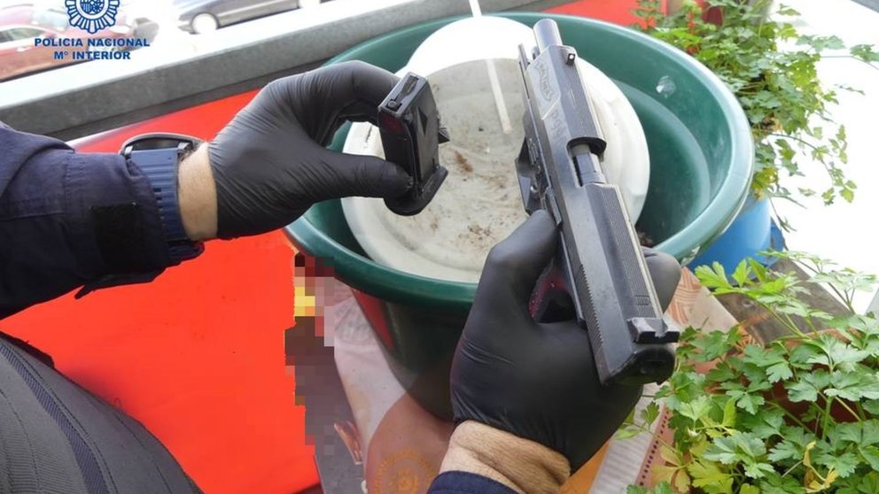 Imagen del arma incautada a un vecino de Pamplona que disparaba desde una terraza. POLICÍA NACIONAL