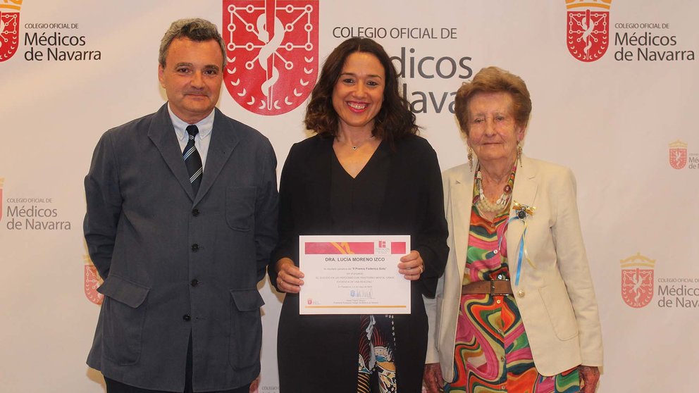 Rafael Teijeira, Lucia Moreno y Mª Antonia Soto durante la entrega del Premio. CEDIDA