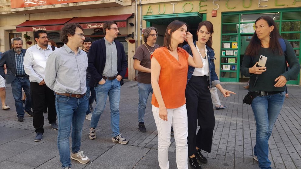 La portavoz nacional de Podemos, Isa Serra, junto a la candidata de Contigo Navarra a la Presidencia de Navarra, Begoña Alfaro, y otros miembros de la coalición - EUROPA PRESS