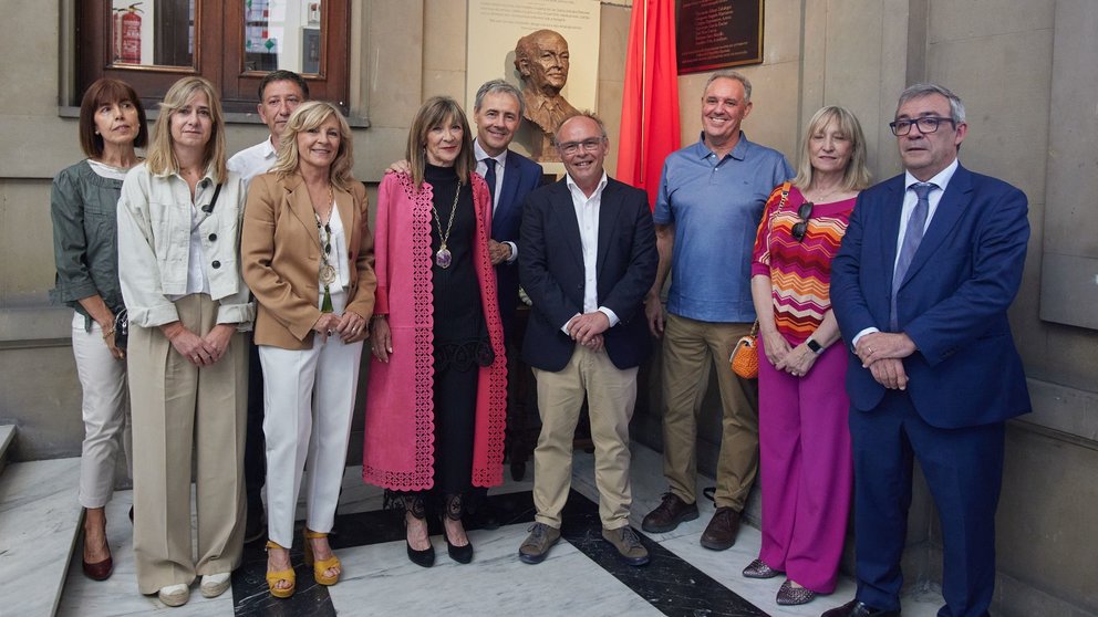 Inauguración del busto en homenaje a Tomás Caballero en el Ayuntamiento de Pamplona. CEDIDA