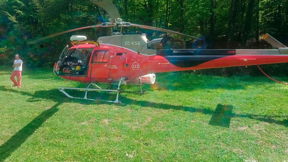 Un helicóptero rescata al ciclista accidentado en Urdiain. BOMBEROS DE NAVARRA