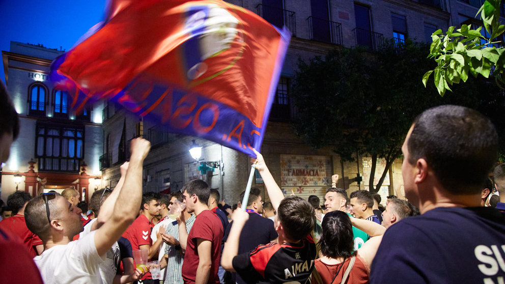 Aficionados rojillos por las calles de Sevilla el día previo a la final de la Copa del Rey entre Osasuna y el Real Madrid. IÑIGO ALZUGARAY