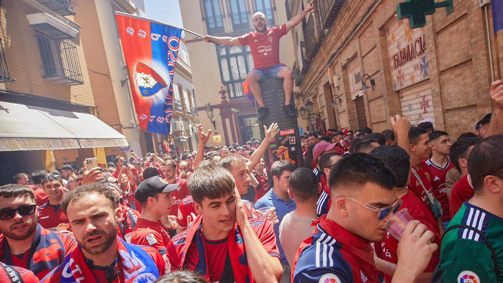 Aficionados rojillos por las calles de Sevilla el día de la final de la Copa del Rey entre Osasuna y el Real Madrid. IÑIGO ALZUGARAY