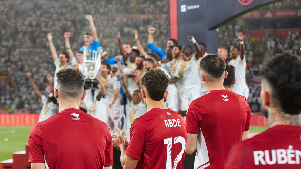 Los jugadores y el cuerpo técnico de Osasuna agradecen a la afición rojilla el apoyo recibido tras la derrota en la final de la Copa del Rey 2023 frente al Real Madrid. IÑIGO ALZUGARAY