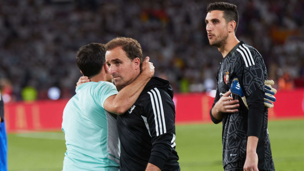 Los jugadores y el cuerpo técnico de Osasuna agradecen a la afición rojilla el apoyo recibido tras la derrota en la final de la Copa del Rey 2023 frente al Real Madrid. IÑIGO ALZUGARAY