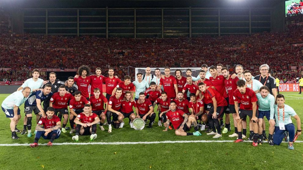 Los jugadores de Osasuna posan con el trofeo de subcampeón de Copa delante de toda la afición de Osasuna desplazada hasta Sevilla para el partido de la final frente al Real Madrid. CA OSASUNA