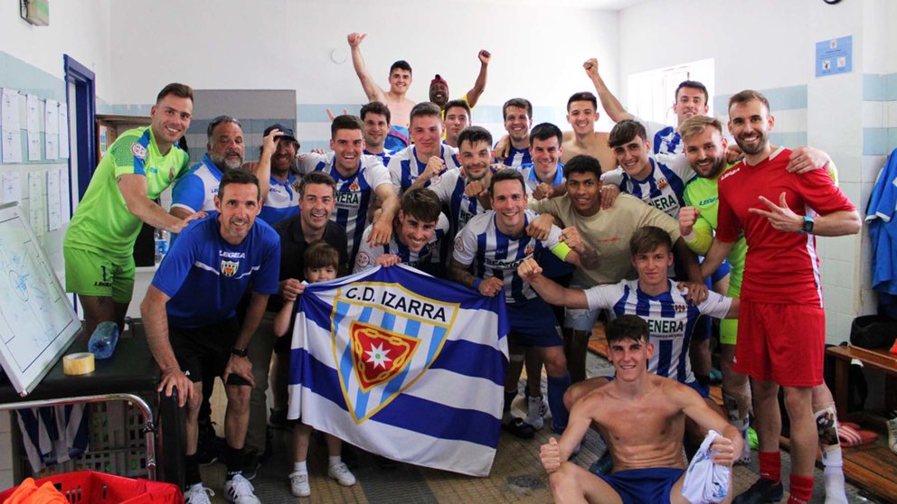 Los jugadores del Izarra celebran la victoria sobre el filial de la R. Sociedad en Merkatondoa. @CD_Izarra