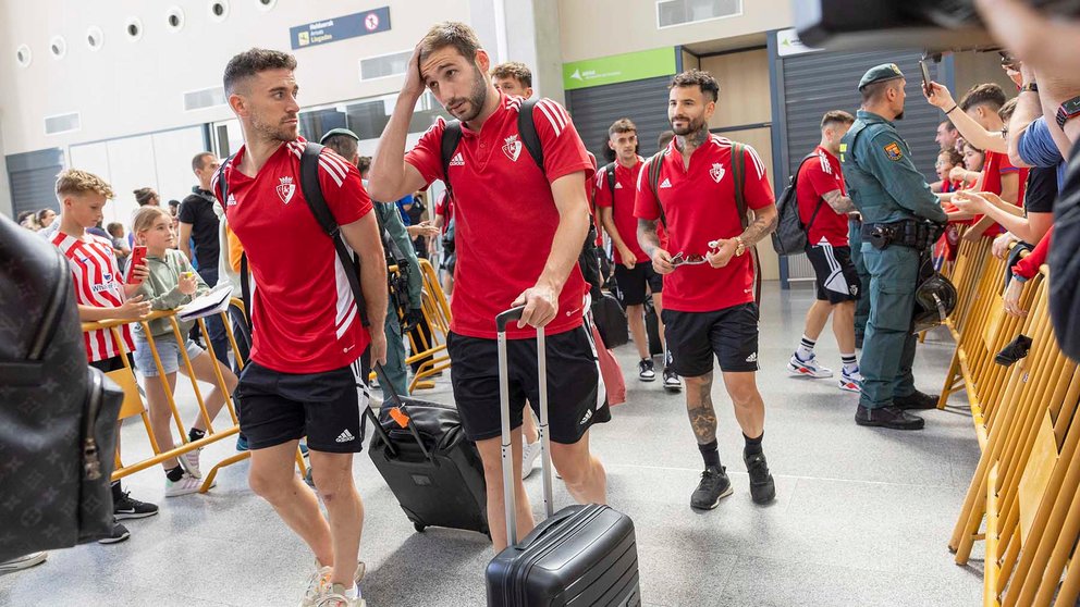 Aficionados de Osasuna han dado este domingo un caluroso recibimiento en el aeropuerto de Pamplona a los jugadores, directiva y cuerpo técnico del club tras proclamarse subcampeones de la Copa del Rey. EFE/Villar López