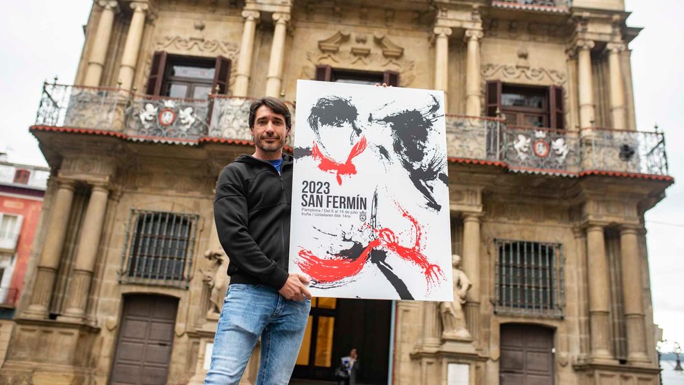 El alcalde de Pamplona, Enrique Maya, desvela el cartel anunciador de las fiestas de San Fermín 2023 en el Ayuntamiento de Pamplona. JASMINA AHMETSPAHIC