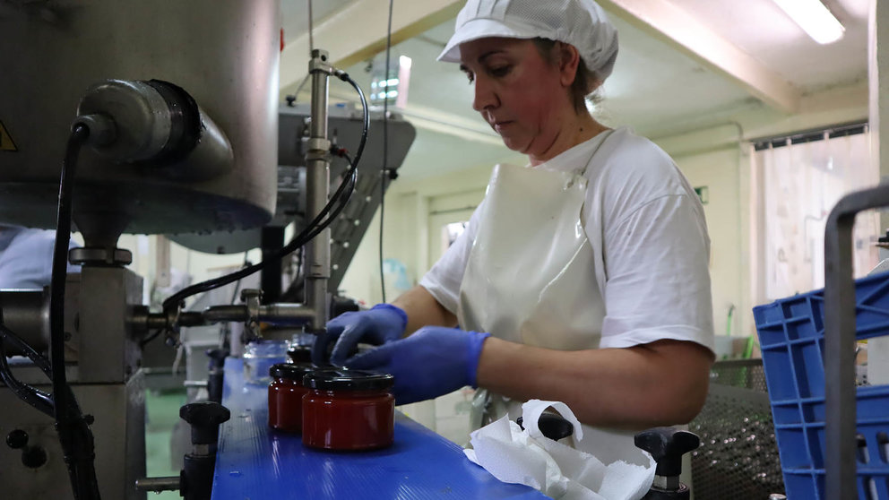 Imagen de archivo de una trabajadora en una fábrica de conservas. GOBIERNO DE CASTILLA - LA MANCHA
