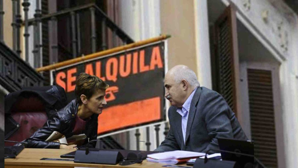 Fotomontaje de la presidenta del Gobierno de Navarra, María Chivite, y del consejero de Vivienda, José María Ayerdi, sobre un cartel de "se alquila".