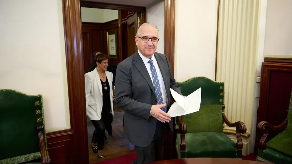 Enrique Maya durante la celebraci&oacute;n del pleno extraordinario del Ayuntamiento de Pamplona. PABLO LASAOSA