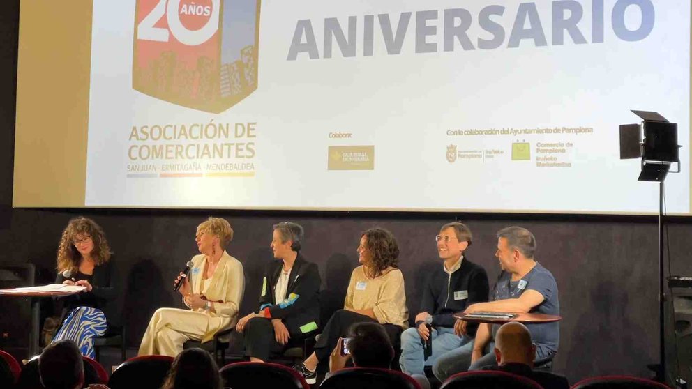 Mesa redonda durante la celebración del 20 aniversario de la Asociación de Comerciantes de San Juan, Ermitagaña y Mendebaldea. CEDIDA