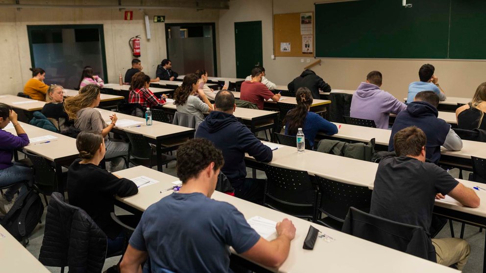 Examen para las listas de contratación de auxiliares de Protección Civil para San Fermín en la UPNA, Pamplona. JASMINA AHMETSPAHIC
