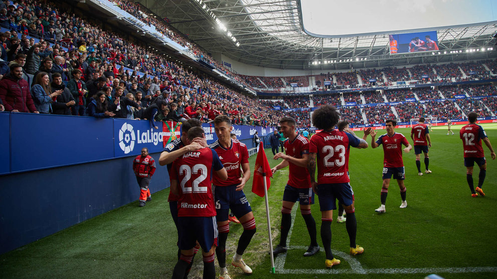 Los jugadores de Osasuna celebran el gol de Ante Budimir (1-0) durante el partido de la Liga Santander entre CA Osasuna y UD Almería disputado en el estadio de El Sadar en Pamplona. IÑIGO ALZUGARAY