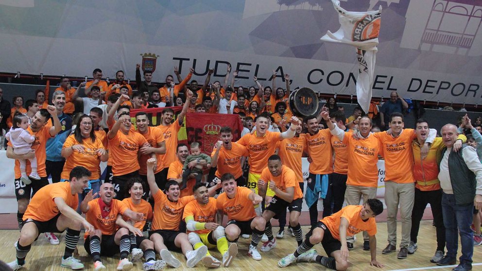 Jugadores y afición del Ribera Navarra celebran la permanencia en Tudela. @RiberaNavarraFS.