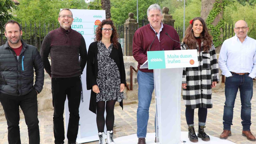 El candidato a la alcaldía de Pamplona, joseba Asirón junto a miembros de us candidatura en un acto de campaña electoral este lunes en Pamplona. EH BILDU