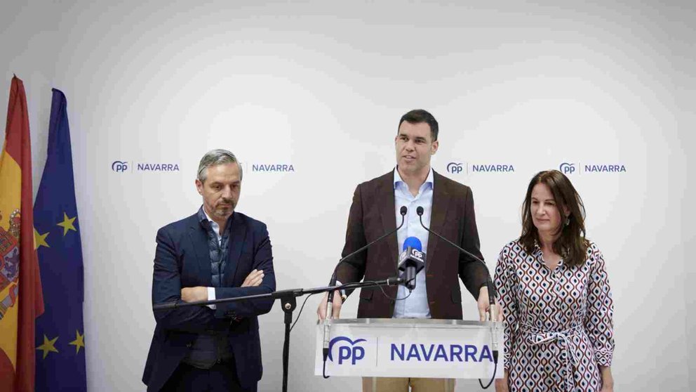El candidato del PP de Navarra Javier García junto al El vicesecretario de Economía del PP, Juan Bravo y la candidata a la alcaldía  de Tudela, Irene Royo. PP de NAVARRA