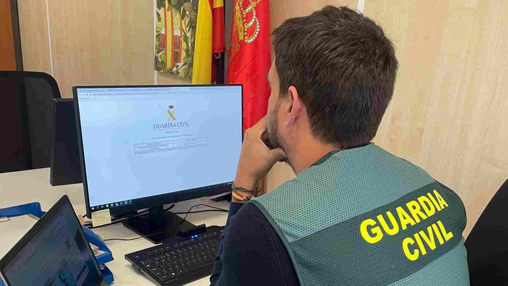 Un agente de la Guardia Civil investiga ante un ordenador. GUARDIA CIVIL