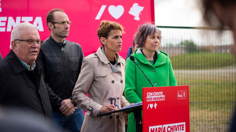 La candidata del PSN a la Presidencia del Gobierno de Navarra, María Chivite, ofrece el mensaje del día frente al pabellón deportivo de la Universidad Pública de Navarra en Pamplona. JASMINA AHMETSPAHIC