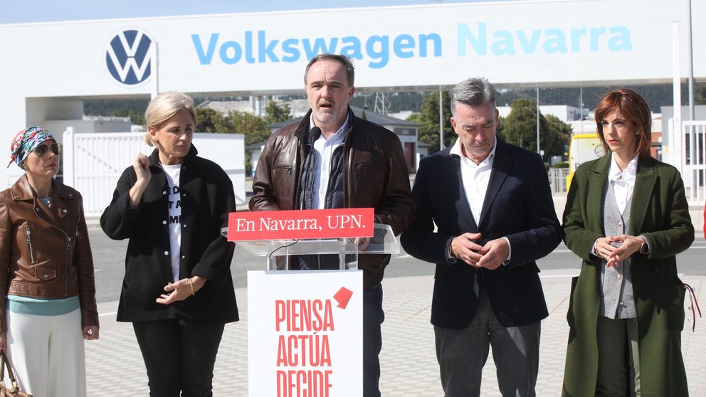 El candidato de UPN a la presidencia del Gobierno de Navarra, Javier Esparza, en declaraciones a los medios a las puertas de Volkswagen Navarra. ÍÑIGO ALZUGARAY