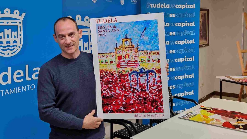 Ignacio González Pérez y su cartel "Comienzan las fiestas" con el que se anunciarán las fiestas patronales de Santa Ana. AYUNTAMIENTO DE TUDELA