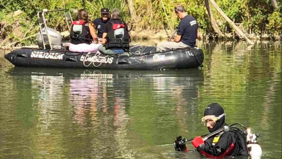El grupo de rescate acuático de los bomberos realiza maniobras con buzos y lanchas en el río Arga a su paso por el puente de Cuatrovientos, en Pamplona BOMBEROS DE NAVARRA