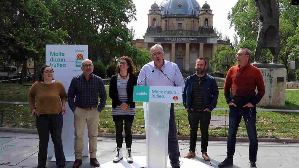 El candidato de EH BILdu a la alcaldía de Pamplona, Joseba Asiron, con miembros de su candidatura en la Plaza de la Libertad. EUROPA PRESS