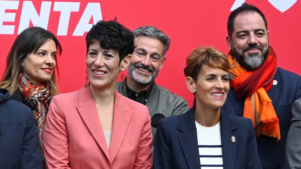 La candidata del PSN, María Chivite junto a miembros de su partido. PSN