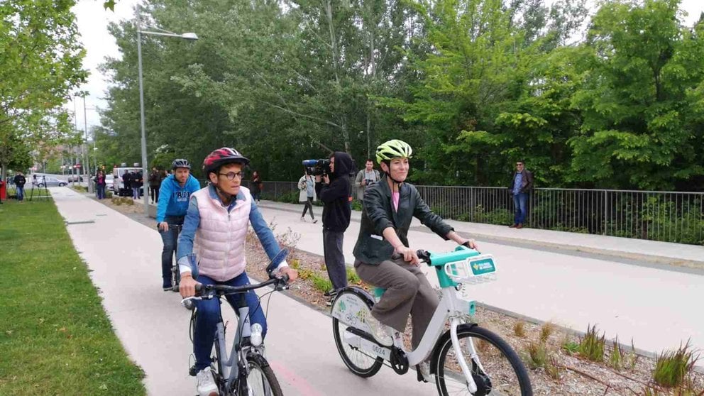 La candidata del PSN a la alcladía de Pamplona, Elma Saiz, pasea en bicicleta junto a la presidenta de Navarra en funciones, María Chivite. EUROPAPRESS