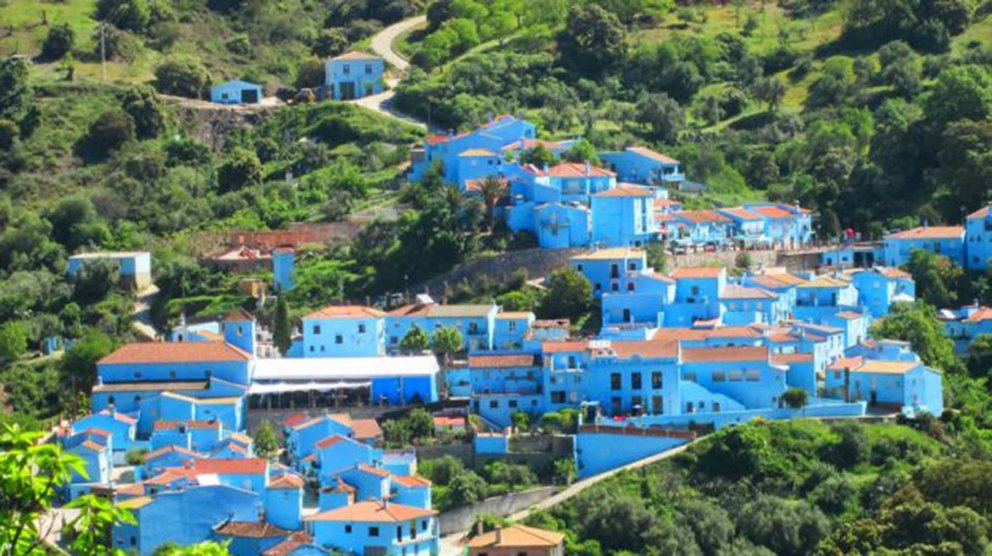 Una vista de la localidad de Juzcar, con todas sus casas pintadas de azul. ARCHIVO